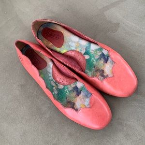 Born leather flats 7.5, like new. Great color! Comfortable.